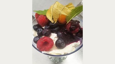 Ein Eisbecher mit Früchten