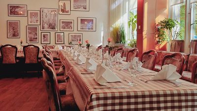 Ein gedeckter Tisch in einem Restaurant