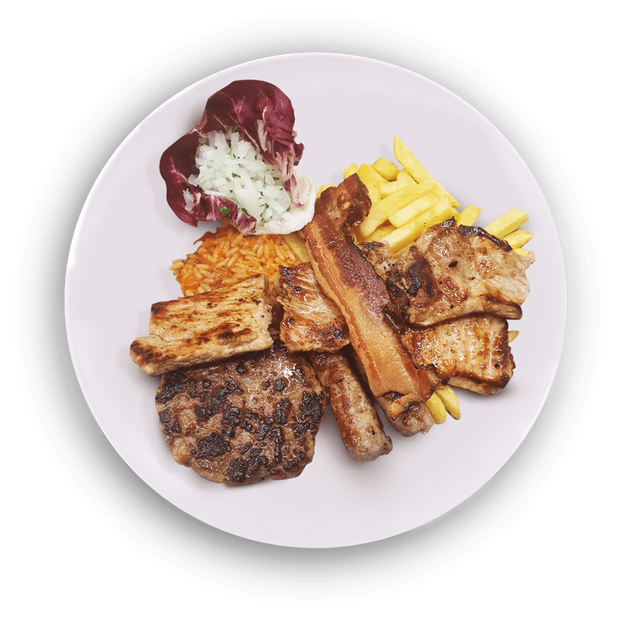 Ein Teller mit Fleisch, Pommes und Reis