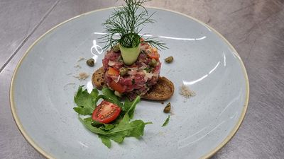 Ein Teller mit einer Vorspeise aus Brot und Gemüse
